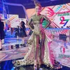 gaun unik futuristik Inul Dartista
