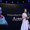 Gaya IU menerima penghargaan di Seoul International Drama Awards 2025