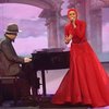 Pemilik nama asli Raden Wulandari ini tidak sendiri di atas panggung, melainkan tampil duet bareng Tissa Biani diiringi dentingan piano yang dimainkan Ahmad Dhani dan Dul Jaelani.