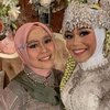 Foto bersama Lesti berdua pun tak dilewatkan oleh Selfi. Pernikahan Lesti ini memang dihadiri para penyanyi Dangdut muda yang dulu pernah berjuang bersama Lesti.