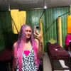 Talitha Curtis, penampilan berbeda, rambut pink