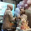 Nabilah Ayu beri kue ke ibu