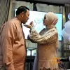 Nabilah Ayu beri kue untuk ayah