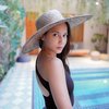 Seperti inilah penampilan Pevita Pearce dalam postingan terbarunya di Instagram. Berpose di samping kolam renang, ia tampak mengenakan swimsuit berwarna hitam.