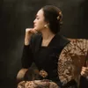 Yosika Ayumi tampil dengan kebaya hitam