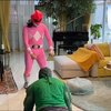 Rafathar hanya tahu sang ibu memanggil badut ke rumah untuk menghiburnya. Power Rangers Pink dan Hulk beraksi di ruang tengah rumah Gigi. 