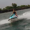 Raisa Marie menaiki jet ski dengan kecepatan tinggi