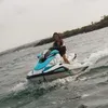 Raisa Marie menunggangi jet ski berwarna putih biru