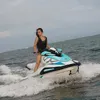 Raisa Marie menaiki jet ski dengan kecepatan tinggi