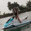 Raisa Marie menunggangi jet ski tanpa rasa takut