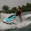 Raisa Marie menaiki jet ski dengan kecepatan tinggi
