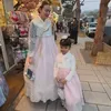 Rianti Cartwright dan Anak pakai hanbok
