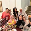 Rieta Amilia akrab dengan kawan-kawannya.