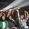 Rieta Amilia menikmati di Konser Bryan Adam