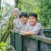 Ririe Fairuz dan anak-anaknya