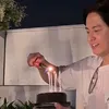 Roger Danuarta Tampil Membawa Kue Ulang Tahun