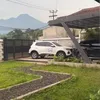 halaman luas Rumah Bobby Tince di Kaki Gunung Salak