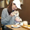 Sabrina Chairunnisa bawa anjing makan