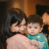 Potret Salshadilla momong baby Syaki.