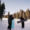 Agnez Mo bawa papan Snowboarding