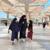 Shireen Sungkar dan anak-anak saat Umrah