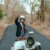 Sintya Marisca touring vespa