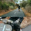 Sintya Marisca touring vespa