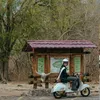 Sintya Marisca touring vespa