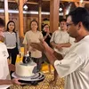 Diksa Naja Bawa Kue Ulang Tahun Dengan Lilin Menyala
