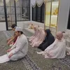 Tasyi Athasyia dan Gen Halilintar sholat jamaah