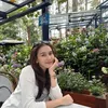 Ayu Ting Ting pakai baju putih