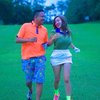 Inilah potret Cupi dan calon suaminya saat asyik bermain golf bersama.