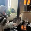 Syahrini di sebuah restoran di Paris