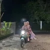 Tiwi dan Poppy Sovia naik motor ke lapangan Padel Seheabis Tarawih
