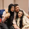 Anang Hermansyah bersama kedua putrinya.