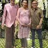 Velove Vexia dan Zakry Sulisto, melahirkan anak