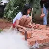 Widuri Anak Dwi Sasono dan Widi Mulia menyusun bata