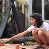 Widuri Putri Anak Dwi Sasono dan Widi Mulia tampak enjoy saat nukang