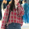 Senyum Cerah dengan Kemeja Flanel Merah yang Chic