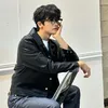 Park Hyung Sik Duduk di Kursi