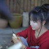 Selain menghadirkan pemandangan desa, gadis berusia 30 tahun ini juga pandai memasak makanan tradisional Tiongkok.