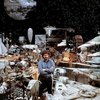 George Lucas saat berfoto dengan beberapa properti untuk film STAR WARS, impian para pria nih!