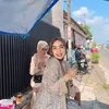 Imel Putri Cahyati Makan di Pinggir Jalan