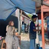 Imel Putri Cahyati Makan di Pinggir Jalan