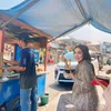 Imel Putri Cahyati Makan di Pinggir Jalan