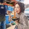 Imel Putri Cahyati Makan di Pinggir Jalan