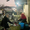 Imel Putri Cahyati Makan di Pinggir Jalan
