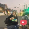 Imel Putri Cahyati Makan di Pinggir Jalan