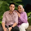 Foto Mesra Elly Sugigi dan Suami