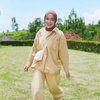 Lihat saja bagaimana gayanya saat muncul dalam balutan set outfit berwarna kuning muda yang dipadukan dengan hijab cokelat soft ini. Cantik banget deh ya? ;)